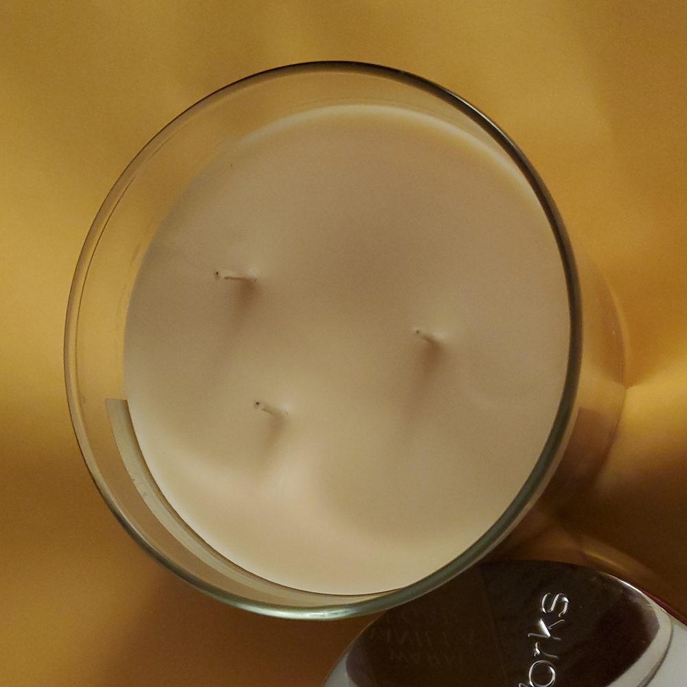 Bath & Body Works Warm Vanilla Sugar Candle with Copper and Cream Design - Picture 5 of 8